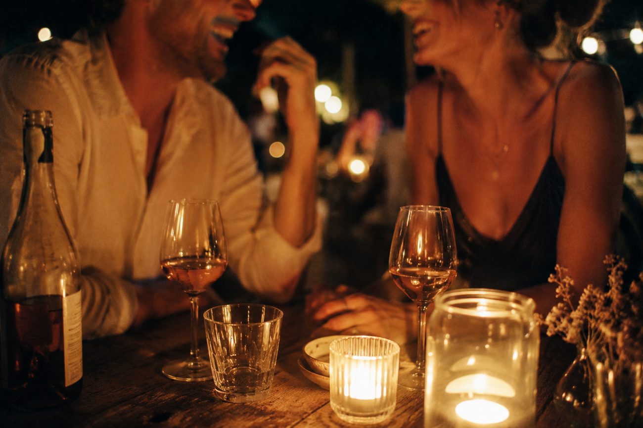Deux verres à la bougie, le soir