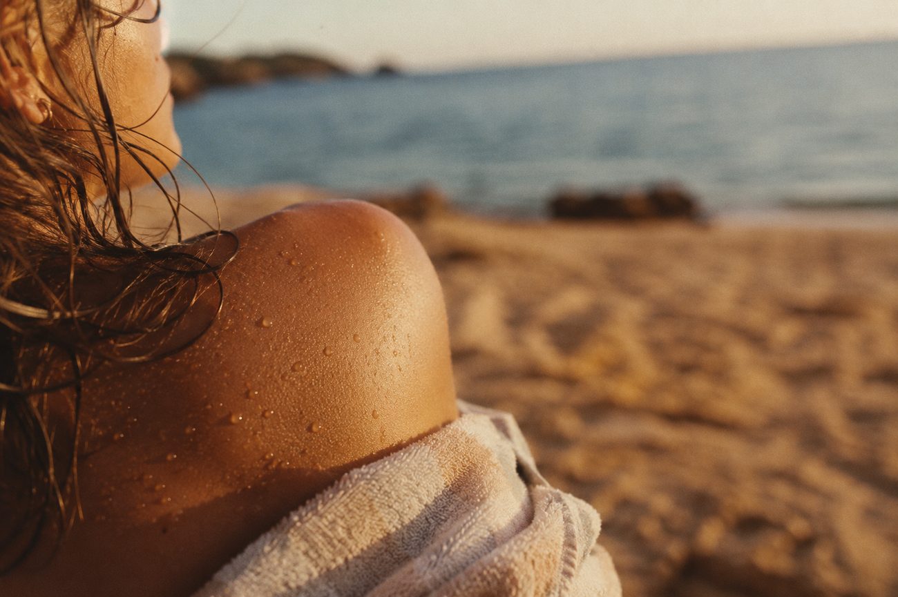 Épaule salée après la baignade